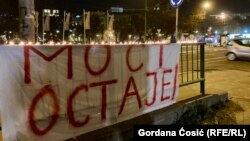 Poruka "Most ostaje" na protestu zbog najave uklanjanja Starog savskog mosta tokom kojeg su građani takođe palili sveće za nastradale u nesreći na Železničkoj stanici u Novom Sadu, Beograd, 1. novembar 2024.