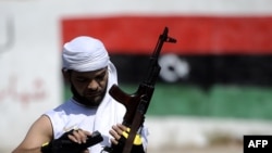 Pobunjenički borac na ulici u Tripoliju, 23. avgust 2011.