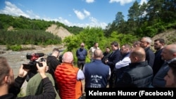 Președintele Nicușor Dan în mijlocul oficialităților locale din zona Praid