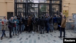 Jurnaliști adunați la intrarea în consulatul rus de la Istanbul, unde delegațiile americane și ruse s-au întâlnit pentru a doua oară să discute despre stabilizarea relațiilor diplomatice bilaterale, 10 aprilie 2025.