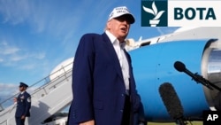 Presidenti Donald Trump duke folur me gazetarët, para hipjes në Air Force One, në Nju Xhersi, më 25 maj 2025.