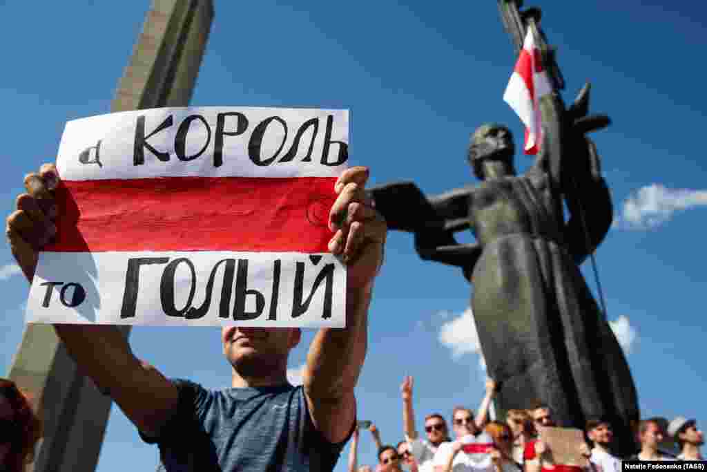 Čovjek drži transparent na kojem piše &quot;Kralj je go&quot;, tokom opozicionog skupa u Minsku 16. avgusta.&nbsp;