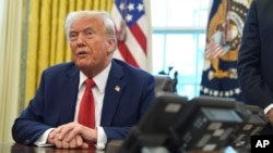 აშშ-ის პრეზიდენტი დინალდ ტრამპი თეთრი სახლის ოვალურ კაბინეტში. 2025 წლის 3 თებერვალი