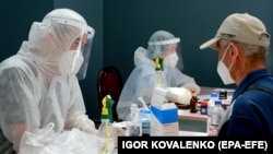 Медицинские работники принимают пациентов в Бишкеке.