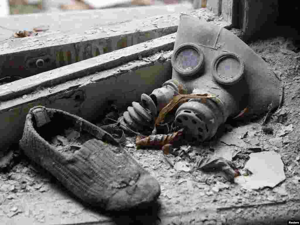Gas-mask i cipela pronađeni u obdaništu u gradu Pripjat napuštenom posle černobiljske tragedije