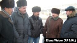 Члены инициативной группы шахтеров-инвалидов, подавшие в суд на компанию "Казахмыс". Караганда. Январь 2012 года.