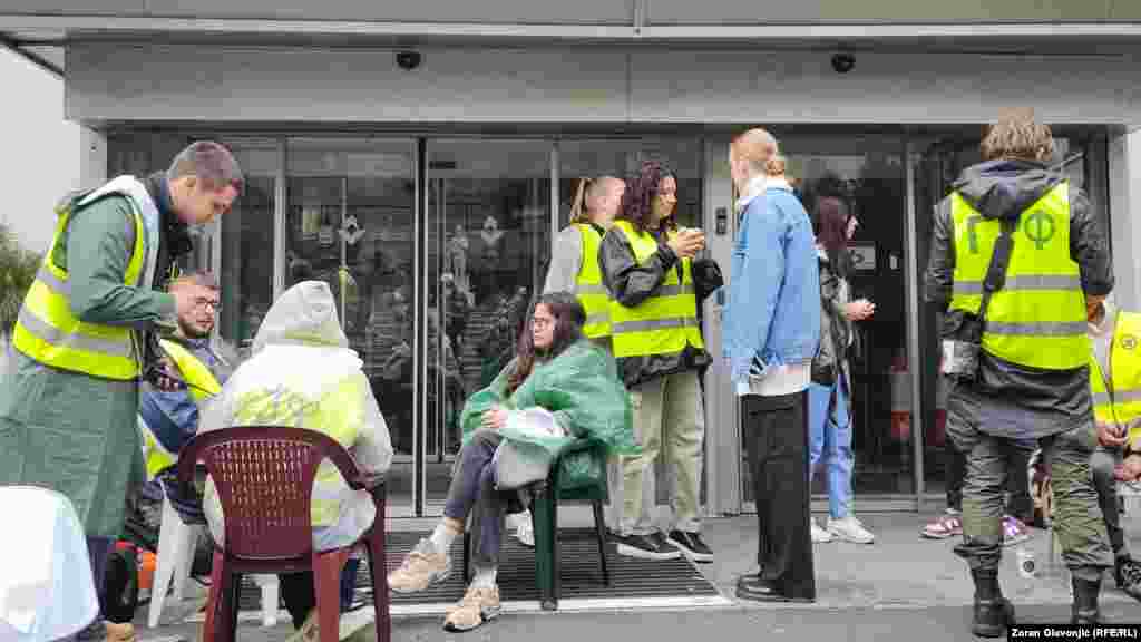 Akademci tvrde da javni medijski servisi ne izveštavaju istinito i da je to razlog blokade. "Javni medijski servis radi protiv svih nas. Kako Regulator medijskih servisa ne postoji, niko ih ne može ukrotiti. Protest traje dok se ne raspiše novi konkurs za REM ili dok se RTS ne ugasi", napisali su studenti u blokadi na Instagramu.