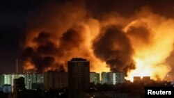 Explozii și incendii puternice în Kiev cauzate de un atac rusesc cu rachete și drone, 24 mai 2025.