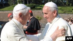 Папа Франциск и бившият папа Бенедикт през 2016 г. по време на церемония във Ватикана. 