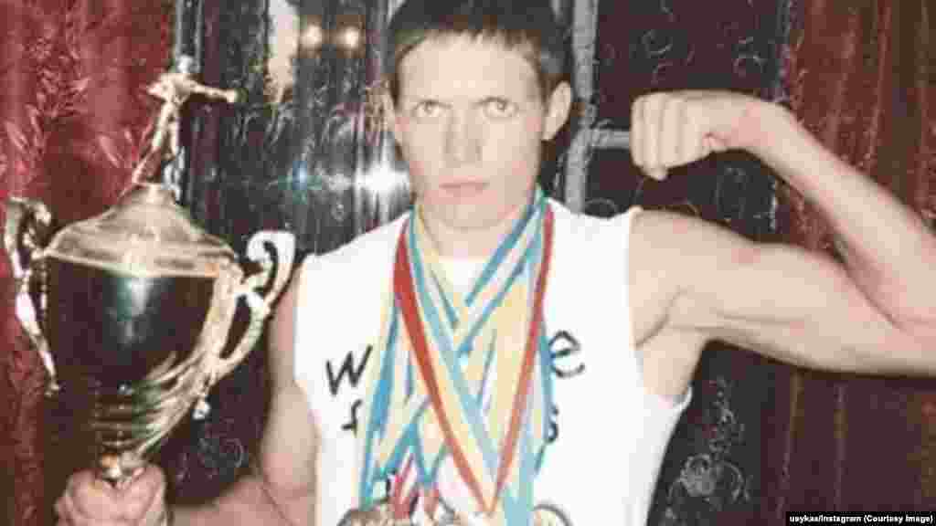 Usik s nekim od svojih ranih bokserskih medalja.Sportista kaže da je kao dijete obećao majci da će jednog dana kupiti veliku kuću u kojoj bi porodica mogla da živi zajedno. "Ovim rukama, učinit ću sve što je u mojoj moći da se pobrinem da više ne moraš da radiš, draga majko", rekao joj je.