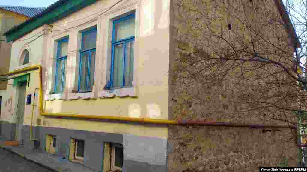 Параллельно улице Герасима Рубцова идет улица Кирова. Сложенный из бута дом №10, как пишет в своих книгах севастопольский ситорик Владимир Шавшин, &laquo;колоритный пример городской застройки Балаклавы конца XIX &ndash; начала XX века. Со стороны двора дом двухэтажный