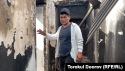 Житель села Максат показывает разрушенный дом. 3 мая 2021 года.