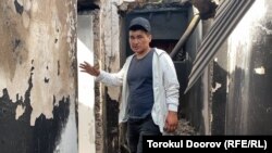 Владелец пострадавшего во время приграничного конфликта здания демонстрирует разрушения. Село Арка Баткенской области. 