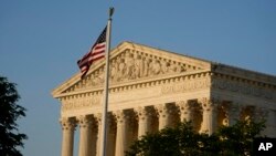 Curtea Supremă a Statelor Unite a fost chemată să decidă cât de imuni sunt în fața legii președinții. Ea a „delegat” răspunderea concretă unor instanțe inferioare și a deschis o lungă dezbatere politică. 