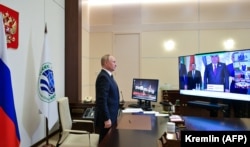 Ruski predsednik Vladimir Putin video linkom prisustvuje samitu Šangajske organizacije za saradnju iz svoje rezidencije u Moskvi, 17. septembar 2021.