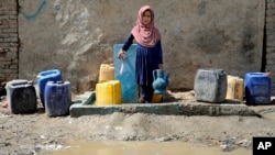 Egy afgán gyermek egy kabuli kútnál (archív fotó)