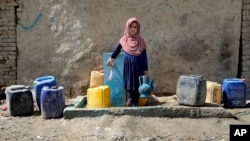 Ребенок набирает воду из общественной колонки в Кабуле, Афганистан. 28 апреля 2022 г. (AP Photo/Ebrahim Noroozi)