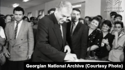 საილუსტრაციო ფოტო. ზვიად გამსახურდია საარჩევნო ყუთთან. 1991 წლის 26 მაისი
