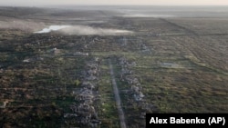 დანგრეული სოფელი კლიშჩიევკა. გადაღებულია 2023 წლის სექტემბერში. ვლადისლავის პოზიცია ზედა მარცხენა მხარეს, ეკლესიის მახლობლად მდებარეობდა.