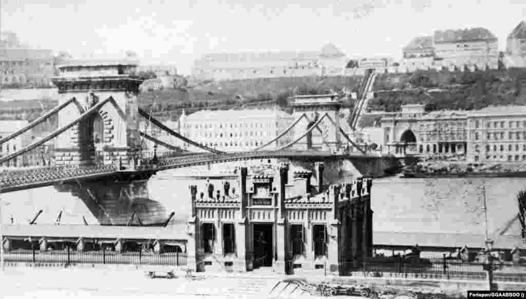 A teherhajó-kikötő vámhivatali épülete a Széchenyi Lánchíd pesti hídfője mellett. A felvétel 1873 körül készülhetett.