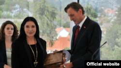 Marini Abramović nagradu je uručio predsjednik skupštine Ranko Krivokapić, 1. oktobar 2012. Foto: www.skupstina.me 