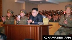 Лидер Северной Кореи Ким Чен Ын (в центре) во время инспекции в штабе войск стратегического назначения. Официальное фото. 14 августа 2017 года. 