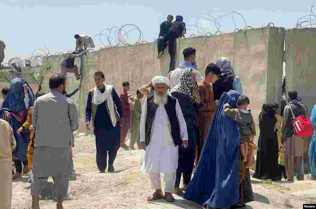 Хора се опитват да влязат на територията на международното летище &quot;Хамид Карзай&quot; в Кабул.