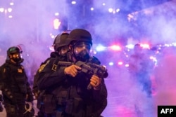 Органите на реда заемат позиции по улиците около федералната сграда по време на протеста.