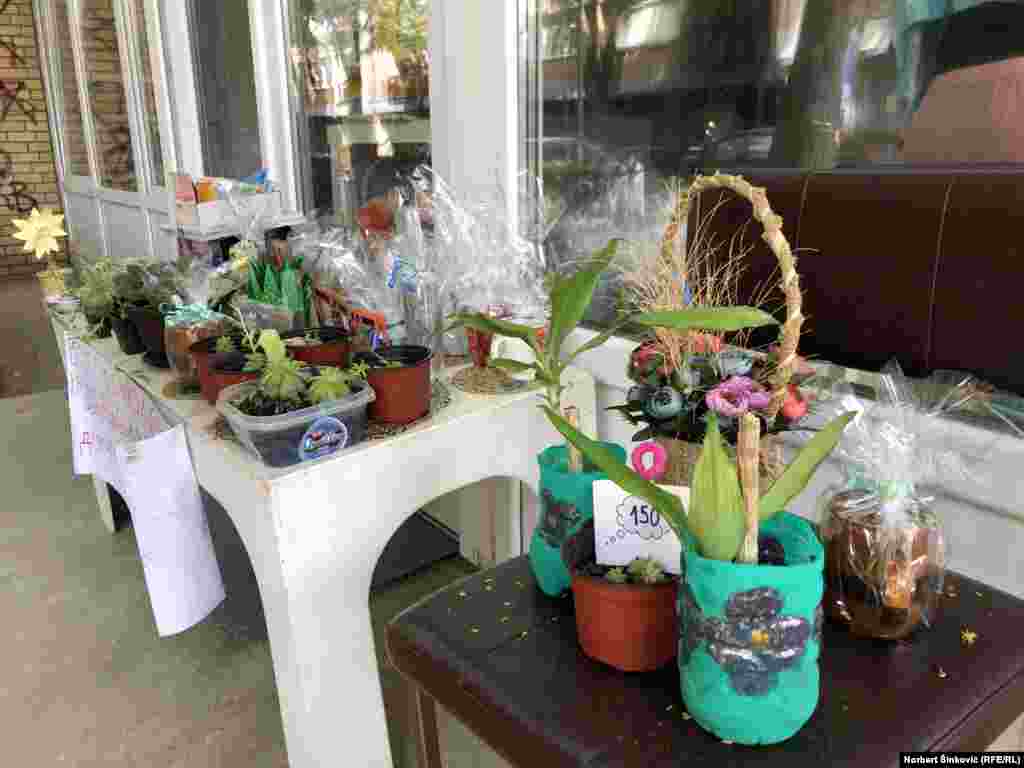 Iza štanda kroz prozor se vide i oni koji su zaduženi za pripremu ovih predmeta.