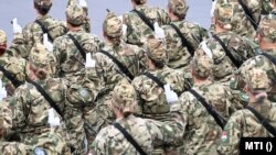 A Nemzeti Közszolgálati Egyetem újonnan végzett tisztjelöltjei esküt tesznek avatásukon a Szent István-napi állami ünnepségen a budapesti Kossuth téren 2021. augusztus 20-án