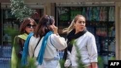 Иран әйелдері көшеде сөйлесіп тұр. Тегеран, 15 қыркүйек 2025 жыл.