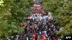 Protestatarii participă la o demonstrație la Marsilia, ca parte a mișcării „Bloquons tout” („Să blocăm totul”). 10 septembrie 2025.