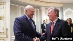 Bjeloruski predsjednik Aleksandar Lukašenko i američki savjetnik za nacionalnu sigurnost John Bolton