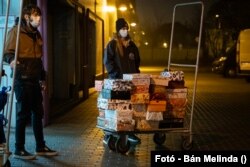 Önkéntesek készítik elő a Borsodba szánt ajándékokat Budapesten.