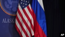 Ранее сообщалось, что президенты сначала встретятся тет-а-тет только в присутствии переводчиков.