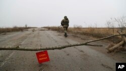 Një ushtar në rajonin Luhansk të Ukrainës, që kontrollohet nga separatistët e mbështetur nga Rusia. 