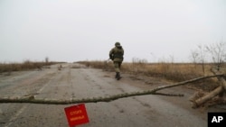 Një ushtar ukrainas në lindje të Ukrainës. Fotografi ilustruese. 