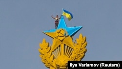 Перекрашенная в цвета украинского флага звезда на высотке на Котельнической набережной в Москве