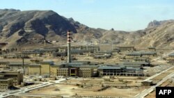 O vedere generală a centralei nucleare din Isfahan, situată la sud de Teheran, din martie 2005.