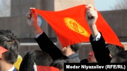 Мужчина с флагом Кыргызстана. Иллюстративное фото. 