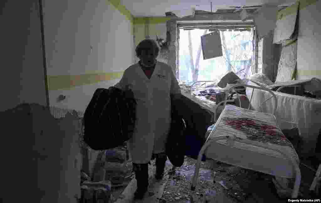 A pusztítás óriási, ez az egészségügyi dolgozó a romok között sétál ki az épületből