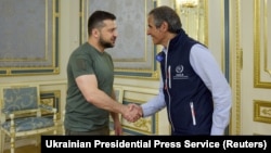 Президентът на Украйна Володимир Зеленски и директирът на Международната агенция за атомна енергия Рафаел Гроси в Киев