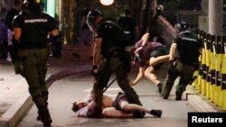 Jandarmii sârbi, reținând protestatari la demonstrațiile din Belgrad, pe 28 iunie