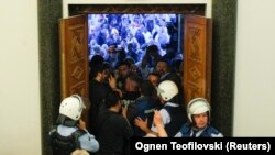 Демонстрантите упаднаа во Собранието на 27 април 2017 откако им беа отворени вратите на Парламентот