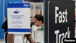 Putnik na rimskom Fiumicino aerodromu