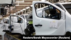 Președintele Donald Trump vrea ca importurile de mașini în SUA să aibă tarife mai mari. 