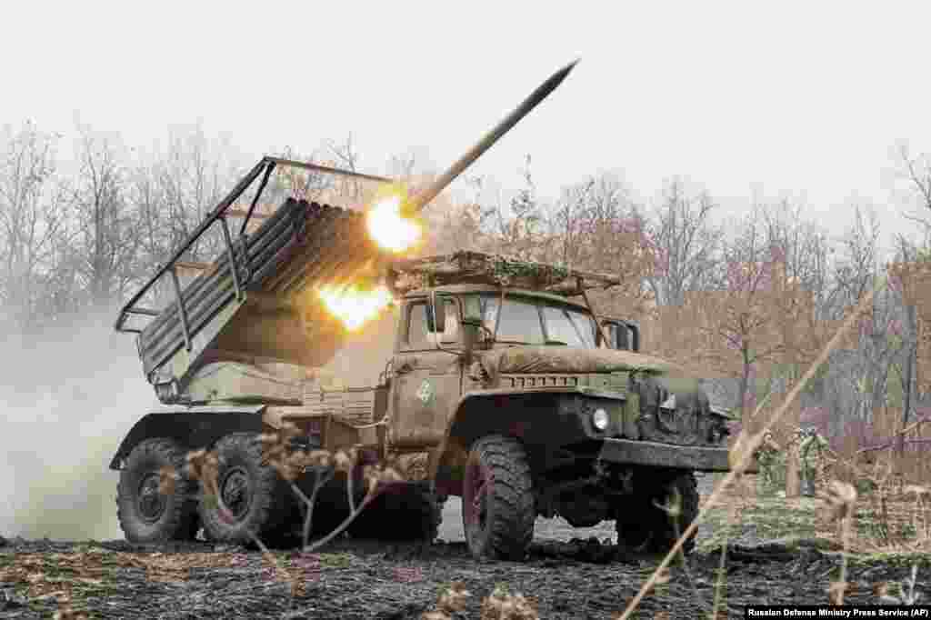 რუსული სარაკეტო გამშვები ისვრის უკრაინული პოზიციებისკენ 20 მარტს. მიმდინარე სამშვიდობო მოლაპარაკებების განმავლობაში, ბრძოლა ფრონტის ხაზზე გაგრძელდა მას შემდეგ, რაც რუსეთმა უარყო სრული ცეცხლის შეწყვეტა.