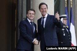 Președintele Franței, Emmanuel Macron, îl întâmpină pe secretarul general al NATO, Mark Rutte, înaintea reuniunii informale a liderilor europeni pentru a discuta situația din Ucraina și securitatea europeană, Paris, 17 februarie 2025.