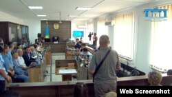 16 жастағы Шерзат Полаттың өліміне байланысты Жетісу облысы Талдықорған қаласында өтіп жатқан сот процесі. Жоғарғы соттың трансляциясынан скриншот.