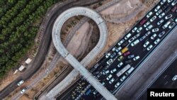 Imagine din dronă a blocadei de pe austostradă la Yakum, lângă Tel Aviv, pe 26 august.